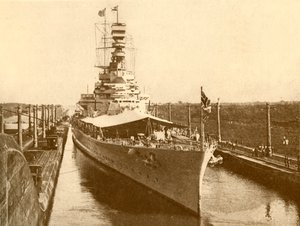 H.M.S. Renown passiert den Panamakanal mit dem Herzog und der Herzogin von York an Bord, ca. 1930 von Unbekannt