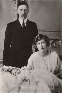 Ihre Königliche Hoheit Prinzessin Mary & Viscount Lascelles mit ihrem Sohn, George Henry Hubert Lascelles, 1923 von Unbekannt