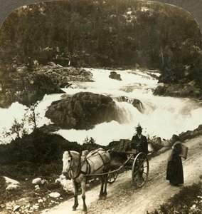 Halt einer Stolkjaerre auf der Telemarkenstraße neben den schäumenden Kleinen Rjukan-Fällen, Norwegen