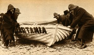 Hochziehen eines der Boote der Lusitania, Irland, Mai 1915, 1933 von Unbekannt