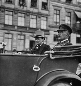 Er ging nach Köln zum Hauptquartier der britischen Besatzungsarmee, um 1919, 1945 von Unbekannt