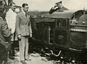 Seine Majestät inspiziert die Miniatureisenbahn in New Romney, Kent, 1926 von Unbekannt