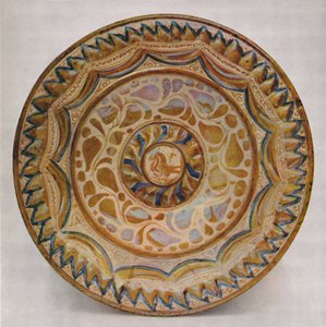 Hispano-maurische Lüsterplatte mit blauem Fischschuppenrand. 15. Jahrhundert, 1928 von Unbekannt
