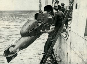Hissen eines bemannten Torpedos an Bord eines Schiffes, Zweiter Weltkrieg, 1945 von Unbekannt
