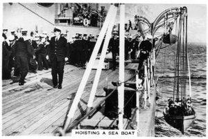 Ein Seeboot hochziehen, HMS Nelson, 1937