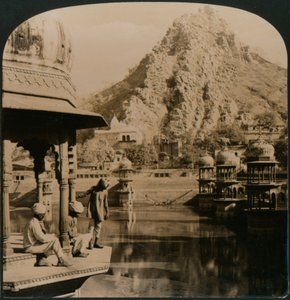 Heiliger Tank von Alwar, umgeben von Palästen und Schreinen, eine Szene von überwältigender Schönheit, Indien von Unbekannt