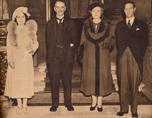 Wieder zu Hause - der König, die Königin, mit Mr. und Mrs. Chamberlain von Unbekannt