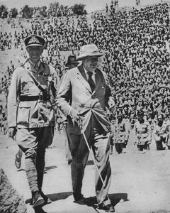 Heimkehr über die Schlachtfelder - Herr Churchill im antiken römischen Amphitheater in Karthago, 1943-44 von Unbekannt
