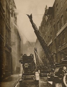 Wie die Londoner Feuerwehr ihren Feind bekämpft, ca. 1935