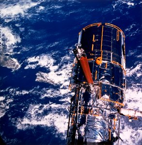 Hubble-Weltraumteleskop über der Erde von Unbekannt