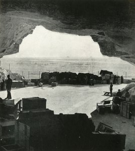 Riesige bombensichere Lager und Reparaturwerkstätten wurden aus den Höhlen gemacht, ca. 1942-1943, 1945