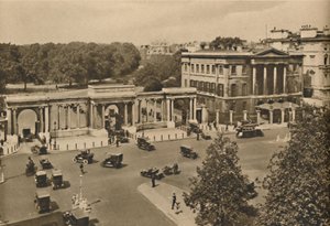 Hyde Park Corner mit dem dreifachen Torbogen zum Royal Park und Apsley House, ca. 1935 von Unbekannt