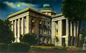 Beleuchtete Nachtansicht des N.C. State Capitol, Raleigh, N.C., 1942