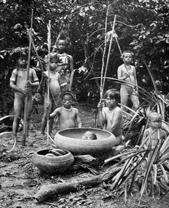 Indianer des Putumayo-Flusses mit einem abgeschlagenen Kopf, Amazonien von Unbekannt