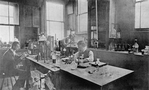 Industrielabor bei Thomas Firth & Sons Norfolk Works, Sheffield, ca. 1900 von Unbekannt
