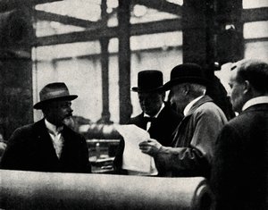 Inspektion einer Waffenfabrik, um 1917, 1945
