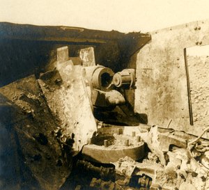 Inneres eines aufgerissenen Panzers, um 1914-1918 von Unbekannt