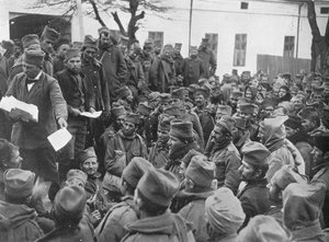Ausgabe von Urlaubspässen an verwundete serbische Truppen in Nish, 1915 von Unbekannt