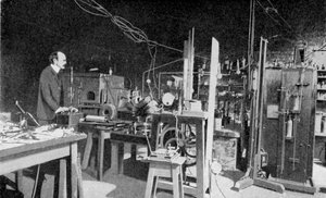 JJ Thomson, britischer Physiker, bei der Arbeit im Cavendish-Labor, Cambridge