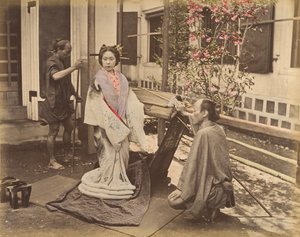 Japanische Frau in traditioneller Kleidung mit zwei Männern