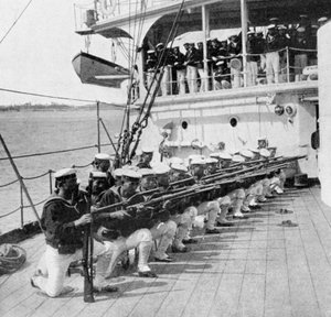 Japanische Marinesoldaten üben an Bord des Kriegsschiffs Mikasa, Russisch-Japanischer Krieg von Unbekannt