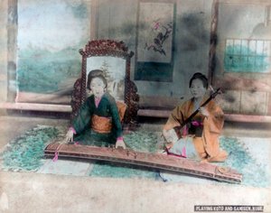Japanische Musik: Frauen spielen Koto und Samisen, Kobe, Japan von Unbekannt