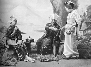 Japanische Bauernmädchen trinken Tee an einer Raststätte, 1902 von Unbekannt