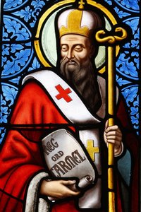Jerusalemer Patriarch Saint Albert Buntglasfenster in der Kirche Pont L
