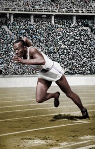 Jesse Owens beim Start über 200 Meter bei den Olympischen Spielen in Berlin, 1936
