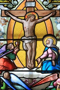 Jesus Christus am Kreuz. Glasfenster. Heiligtum Unserer Lieben Frau von La Salette, La Salette-Fallavaux, Frankreich von Unbekannt