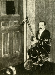 John Nevil Maskelyne führt eine Geisterkabinett-Illusion vor, um 1910