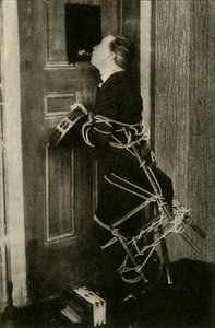 John Nevil Maskelyne führt eine Geisterkabinett-Illusion vor
