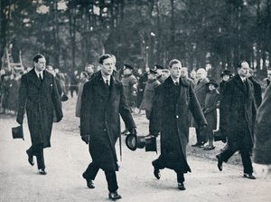 König Edward VIII. und seine drei Brüder folgen dem Geschütz, 1936 von Unbekannt