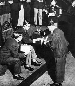 König Edward VIII. als Schirmherr von TOC H, der Lampen des Gedenkens entzündet, Westminster, 1936 von Unbekannt