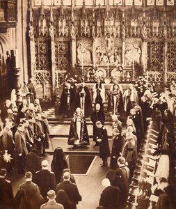König Edward VIII. streut Erde auf den Sarg seines Vaters, 1936 von Unbekannt