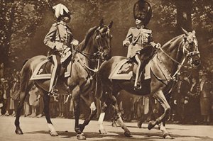 König Edward an der Spitze der Brigade der Wachen, dreht sich unbeeindruckt um, um nach dem Revolver zu fragen