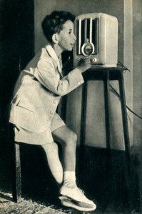 König Faisal von Irak hört eine von der BBC vorbereitete Sendung zu seinem Geburtstag, 1942