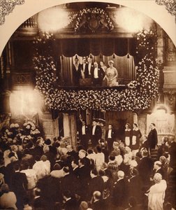 König George V und Königin Mary bei einer Royal Command Variety Performance, 1920er oder 1930er Jahre, 1935 von Unbekannt