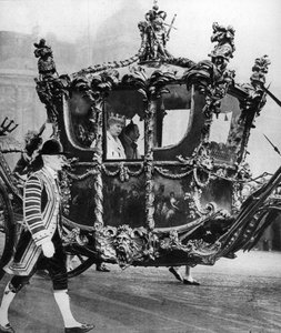 König Georg V. und Königin Mary auf dem Weg zur feierlichen Parlamentseröffnung, ca. 1930er Jahre von Unbekannt