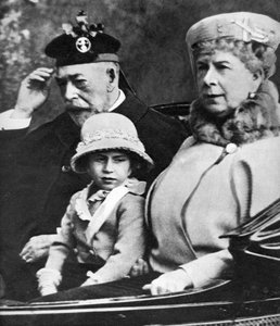 König Georg V. und Königin Mary mit Prinzessin Margaret auf dem Weg zur Kirche, Balmoral, ca. 1930er Jahre von Unbekannt