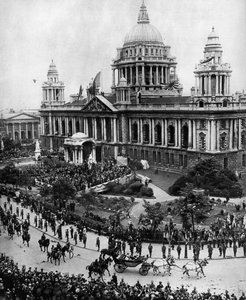 König George V fährt zur Eröffnung des ersten Ulster-Parlaments in Belfast, 1921, 1935