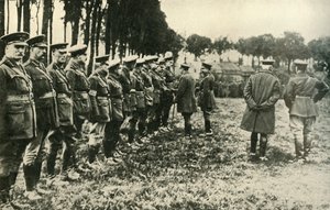König Georg V. besucht alliierte Truppen an der Frontlinie, Erster Weltkrieg, 1915, um 1920