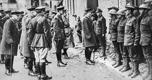 König Georg V. mit dem 7. Bataillon Sherwood Foresters, Erster Weltkrieg, März 1918 von Unbekannt