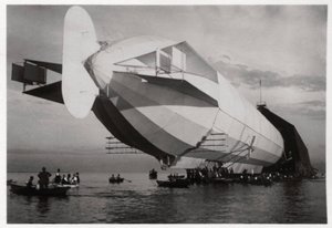 LZ 6 beim Einfahren in einen schwimmenden Hangar, Halle, Deutschland, um 1909-1910 von Unbekannt
