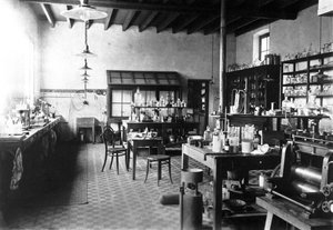 Laboratorium von Alfred Nobel in seiner Villa in Sanremo, 1890er Jahre von Unbekannt