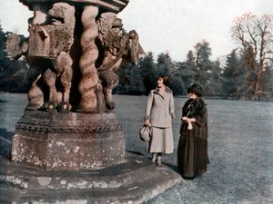 Lady Elizabeth Bowes-Lyon und die Gräfin von Strathmore, Glamis Castle, Schottland, 1923 von Unbekannt