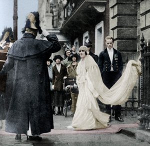 Lady Elizabeth Bowes-Lyon auf dem Weg zur Hochzeit in der Westminster Abbey, 26. April 1923, 1937