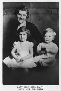 Lady May Abel-Smith mit ihren Kindern von Unbekannt