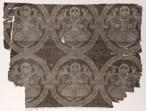 Lampas-Fragment mit sitzendem Prinzen, der Falken in kufischen Medaillons hält, 1654-1955 von Unbekannt