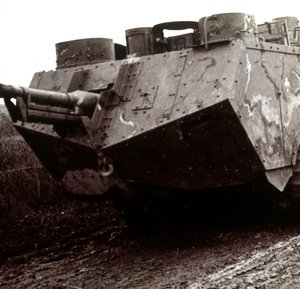 Großer Panzer in Bewegung, ca. 1914-1918